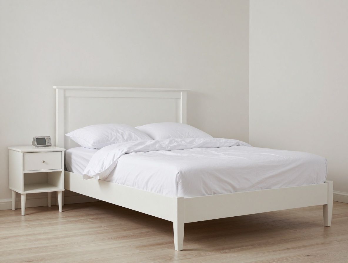 Chambre paisible avec literie blanche immaculée, lumière tamisée d'une bougie et plante verte en arrière-plan, évoquant le repos profond et la récupération nocturne dans une ambiance apaisante